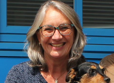 Dr. med. vet. Ulrike Neuhaus, praktische Tierärztin, mit einem Hund auf dem Arm